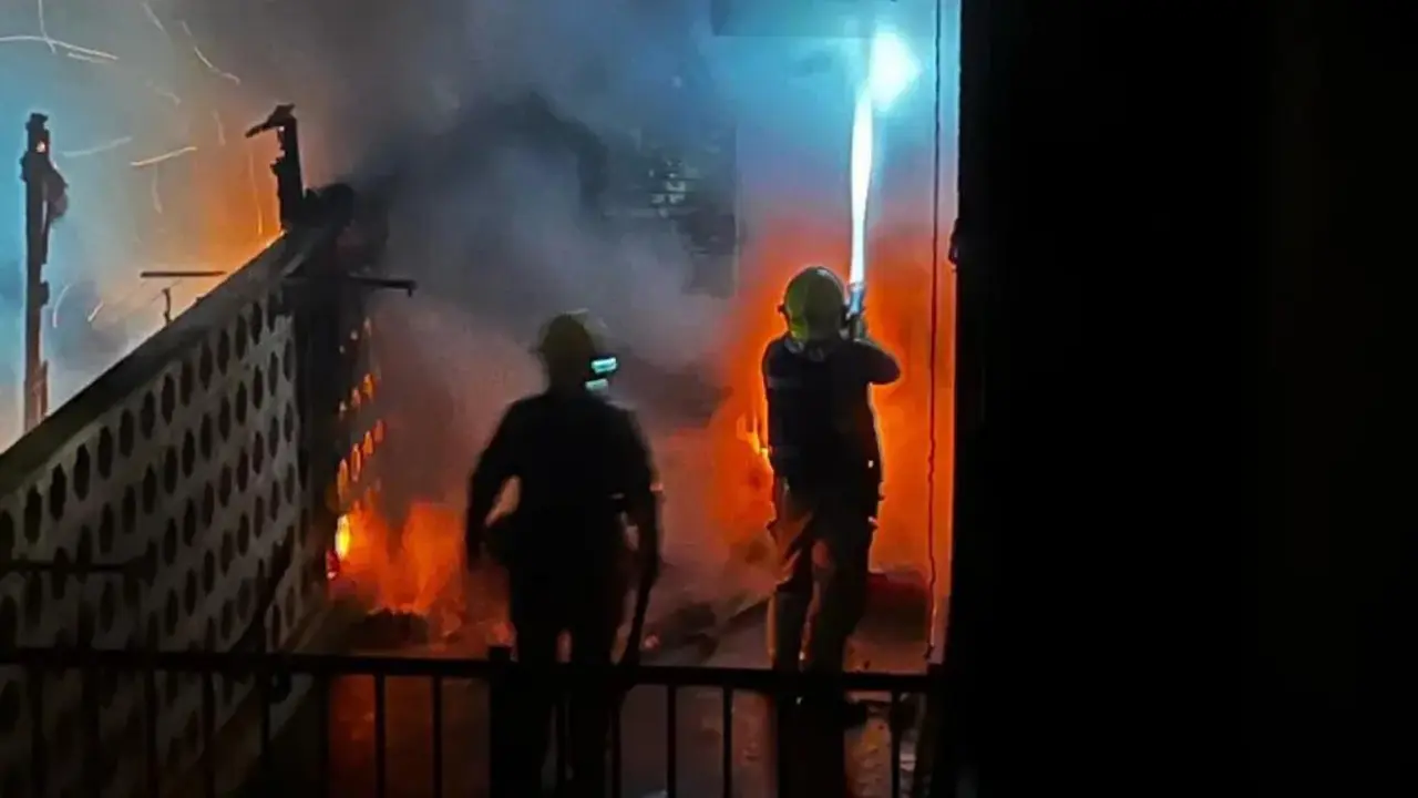El incendio en el edificio de viviendas del Actur se ha originado sobre las 5.30 horas de esta madrugada. Patricia Zayas