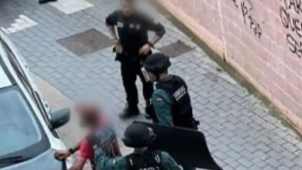 Momento en el que la Guardia Civil y la Polic&iacute;a Local de La Almunia detienen al sospechoso/ H.A.