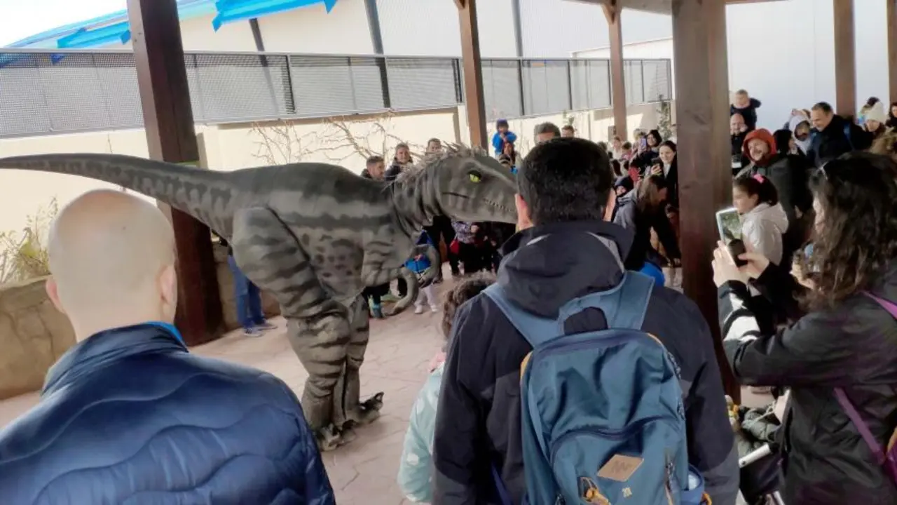 Visitantes esta Semana Santa disfrutando del nuevo dinosaurio articulado.
