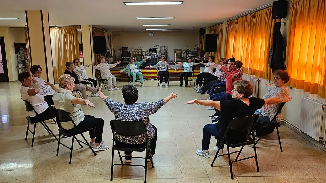 Sesi&oacute;n del programa de espalda sana y yoga adaptado en el Hogar del Jubilado de Caspe.