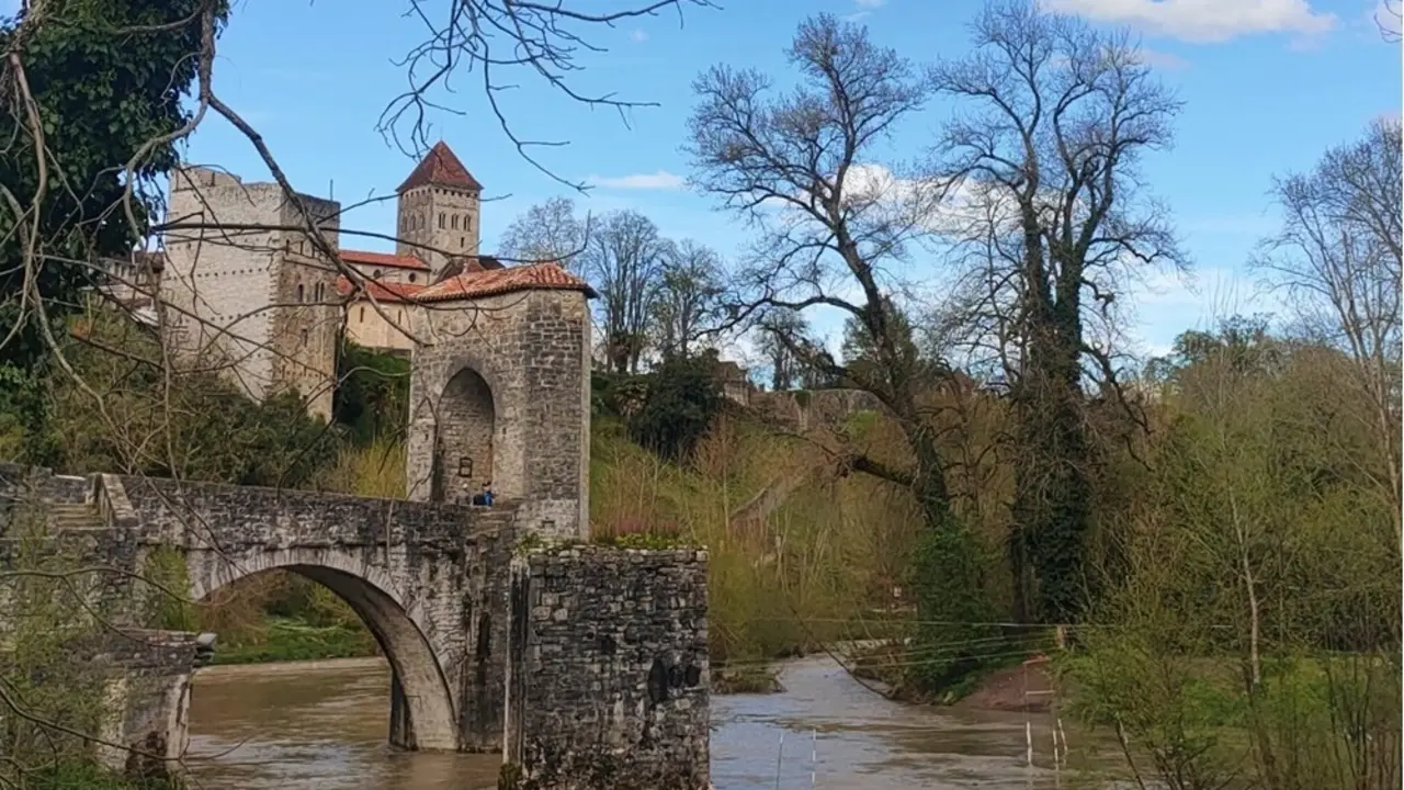 El Gave de Oloron rodea esta ciudad medieval / HA
