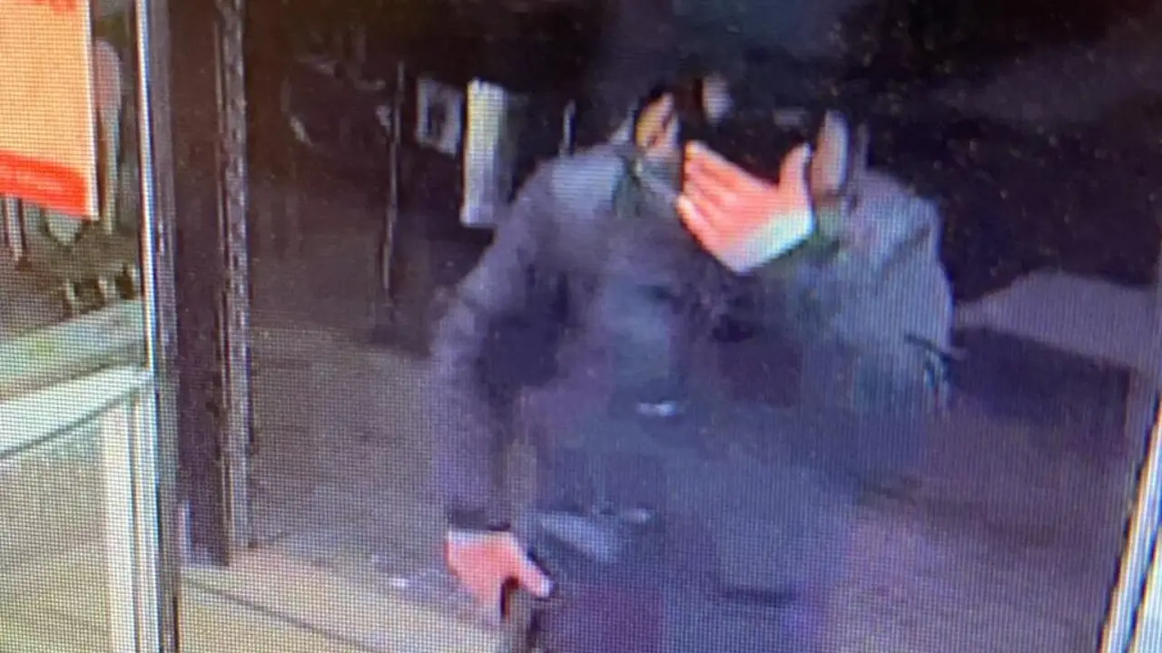 Imagen captada por una c&aacute;mara de seguridad del pistolero saliendo del establecimiento /H.A.