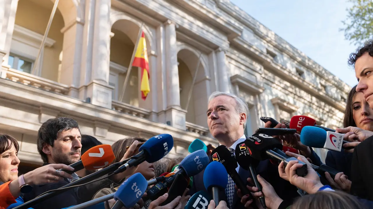 Jorge Azc&oacute;n a la entrada del Senado / Fabi&aacute;n Sim&oacute;n