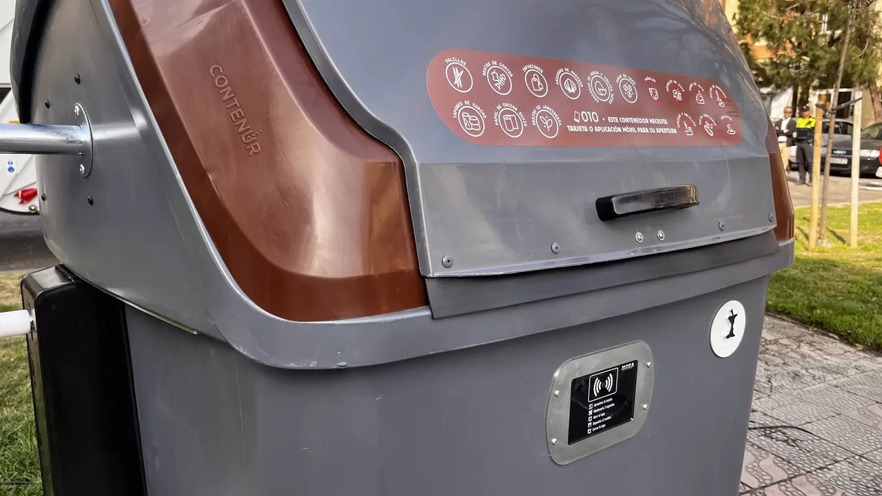 Contenedor marr&oacute;n de basura org&aacute;nica con sistema el&eacute;ctrico de apertura.
