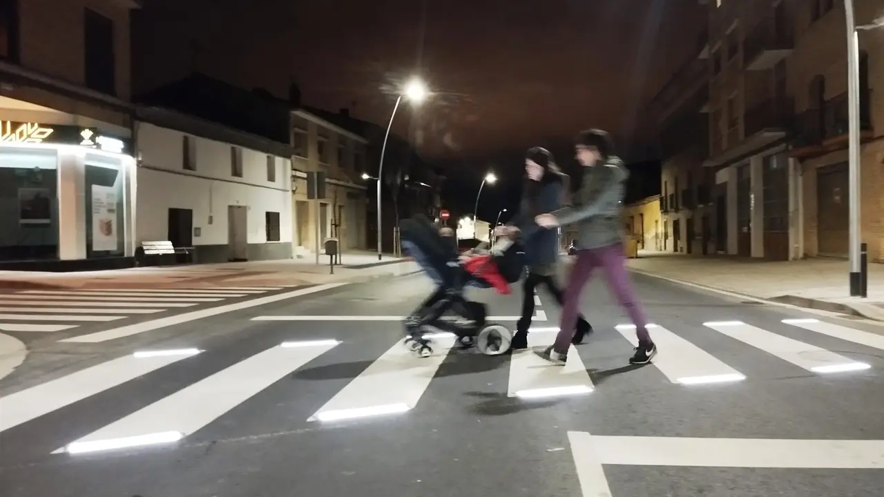 El primer paso de cebra inteligente de la red viaria de Arag&oacute;n se ha instalado en Villamayor de G&aacute;llego. / CHA
