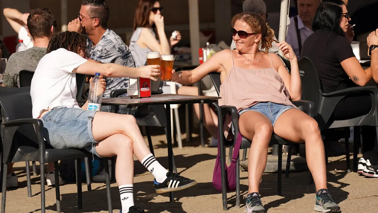 Varias personas disfrutan tomando el sol / Europa Press