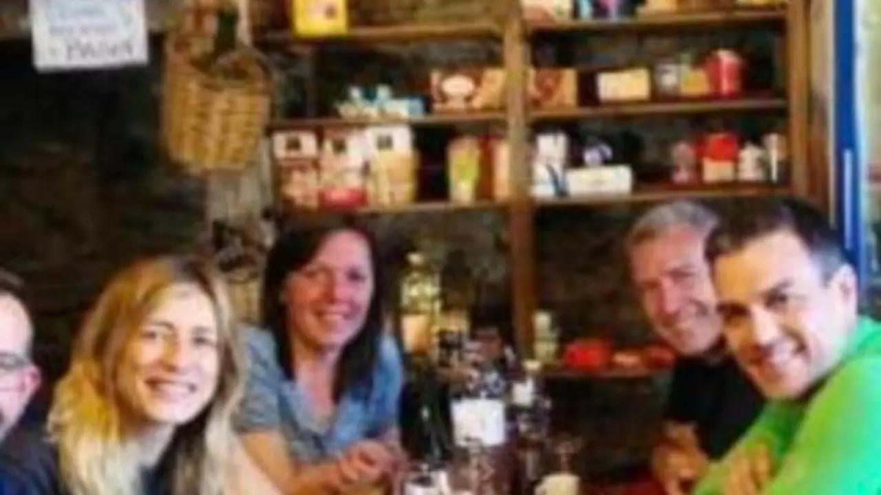 Pedro S&aacute;nchez y su amigo Paco Boya disfrutando en el Valle de Ar&aacute;n / La Vanguardia