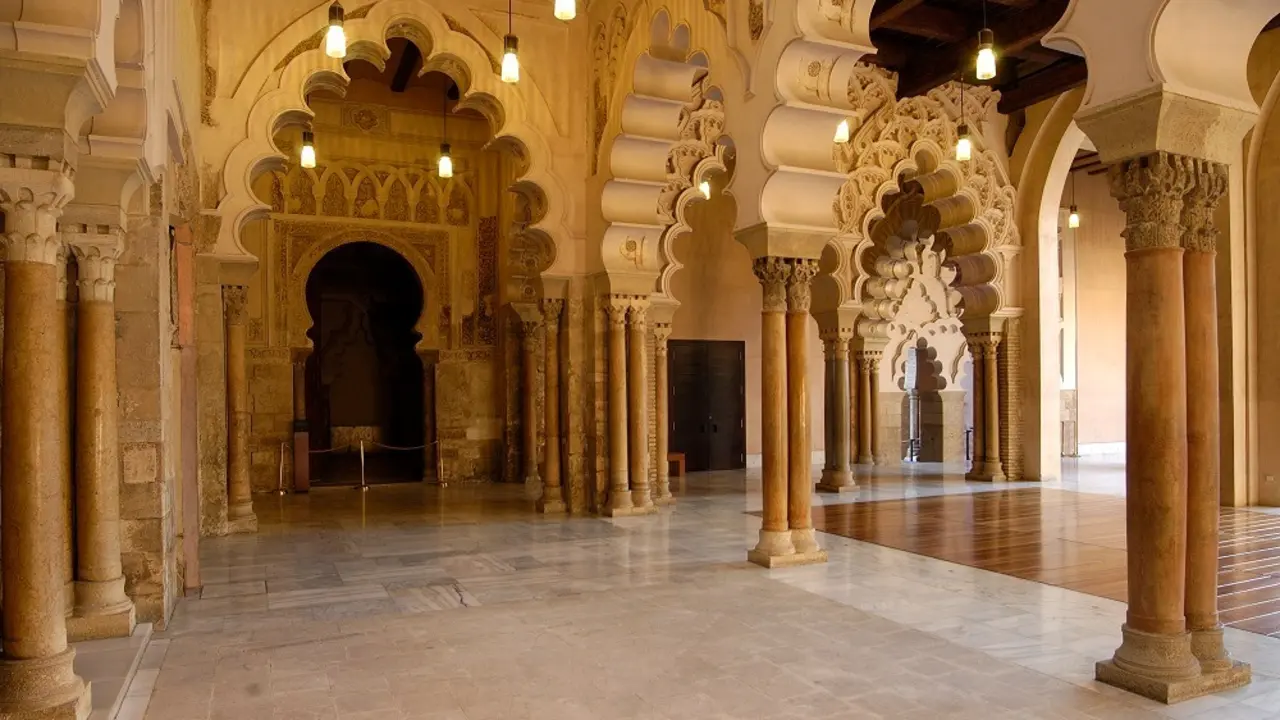 Zaragoza est&aacute; repleta de planes durante el puente de San Jorge / Turismo de Arag&oacute;n