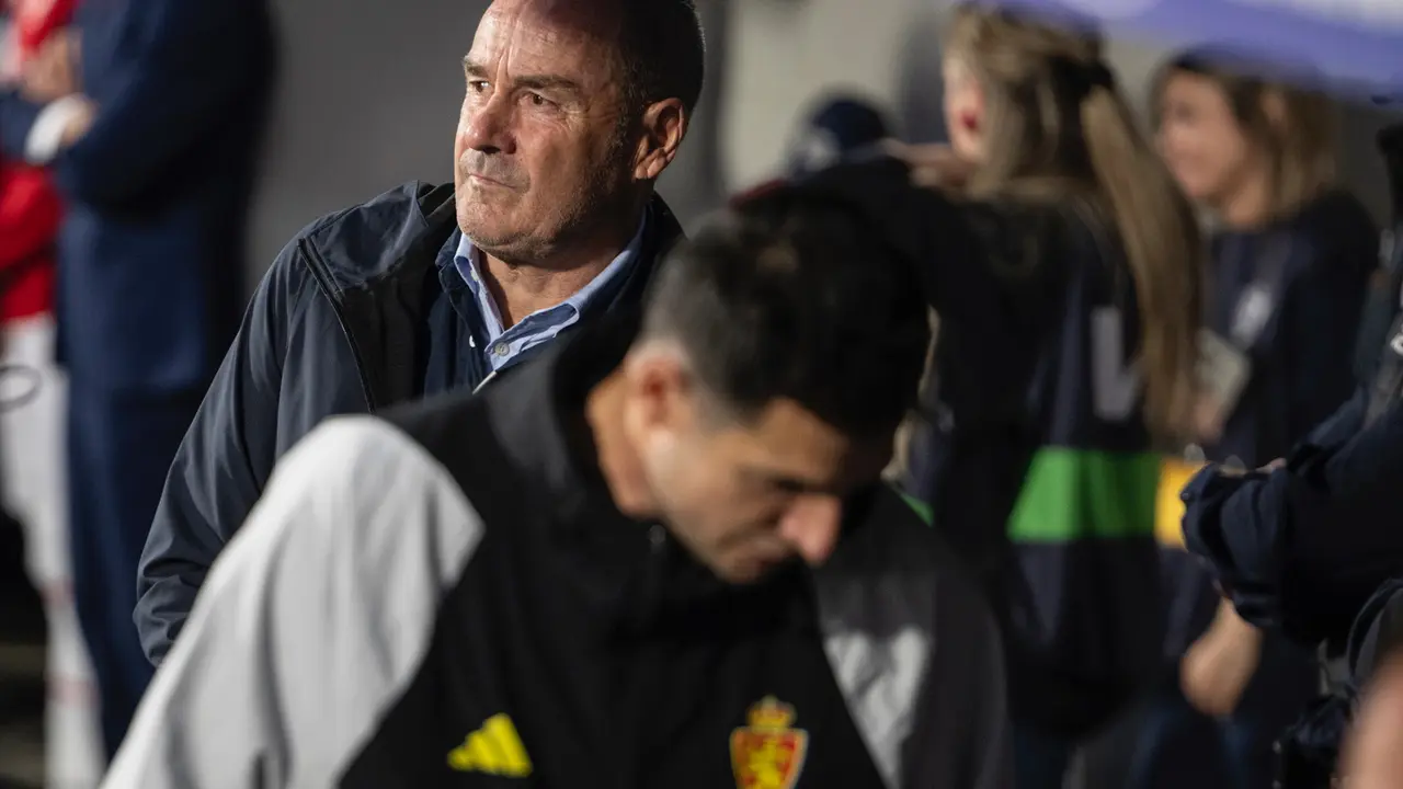 V&iacute;ctor Fern&aacute;ndez en el banquillo del Alcoraz / MARCOS CEBRI&Aacute;N