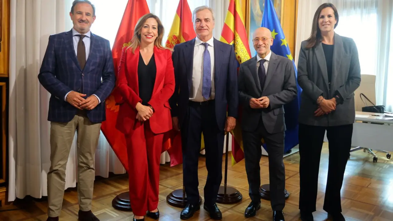 Natalia Chueca entreg&oacute; a Carlos Sainz la medalla al m&eacute;rito deportivo