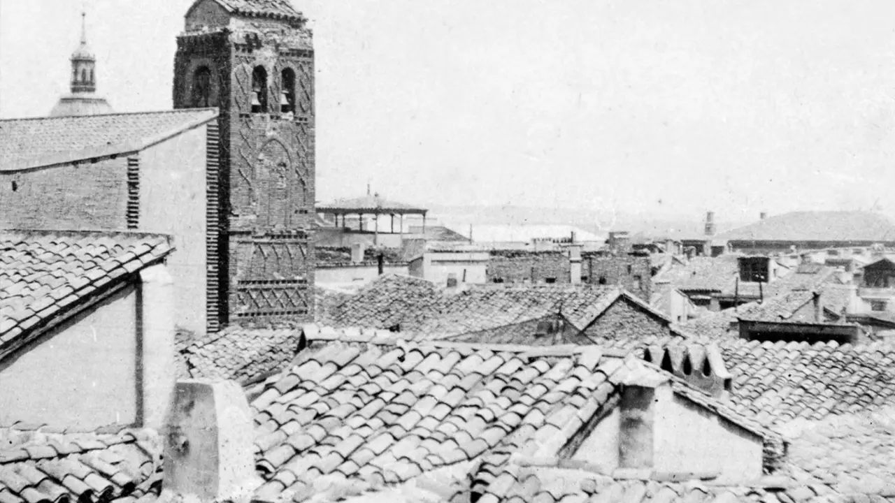 La torre mud&eacute;jar de San Juan el Viejo, emergiendo entre el caser&iacute;o zaragozano