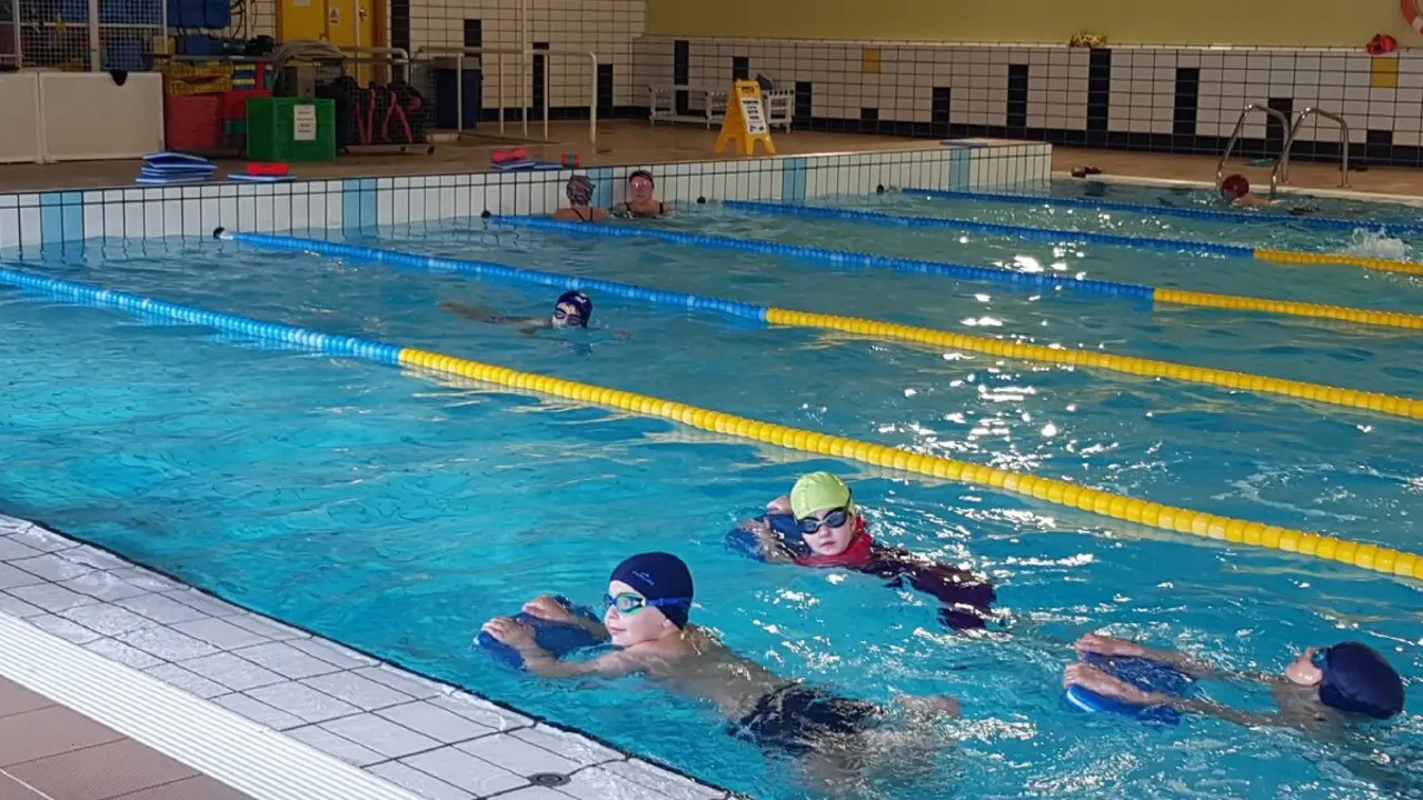 Cursos municipales intensivos de nataci&oacute;n indoor