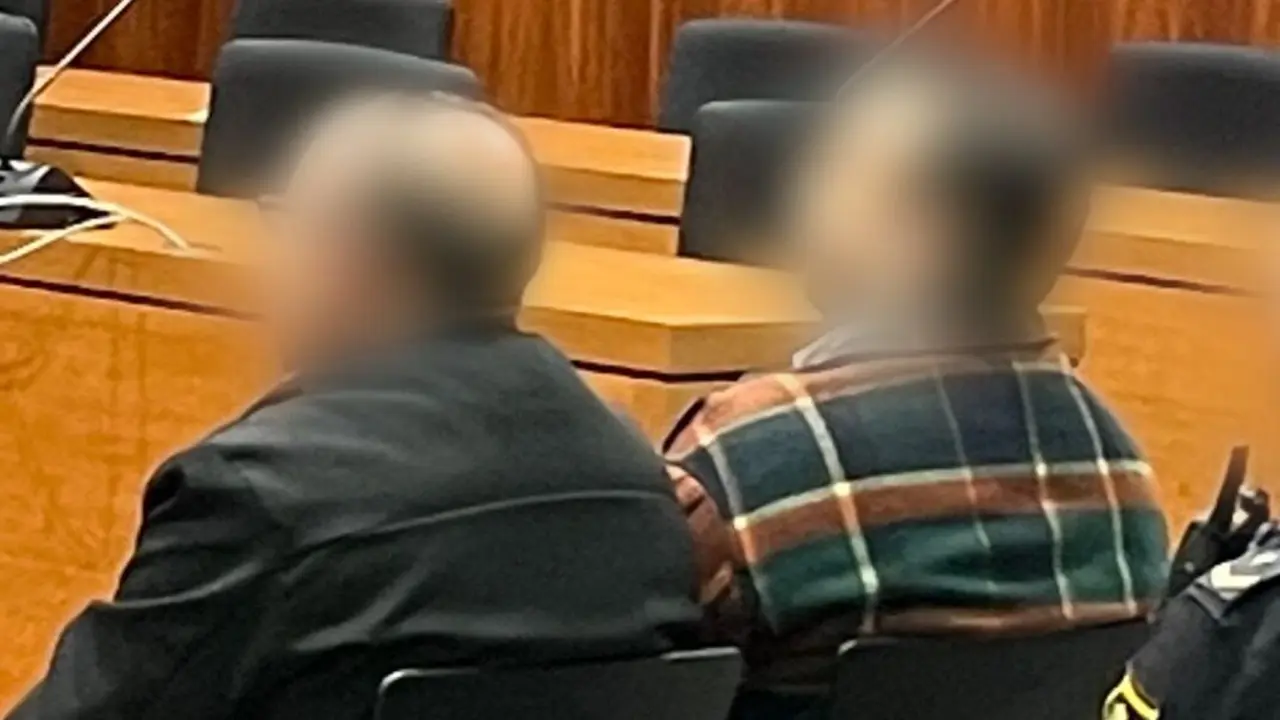 Los dos acusados sentado en el banquillo de la sala tercera de la Audiencia Provincial de Zaragoza/ H.A.