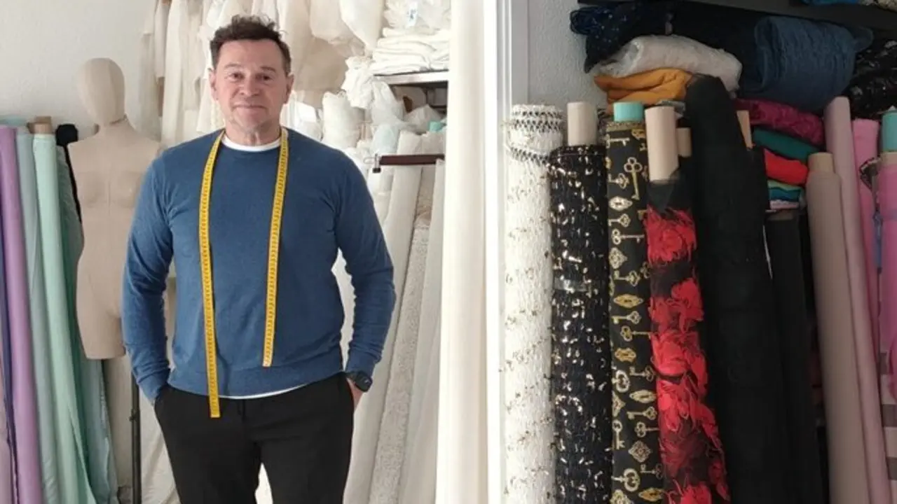 El dise&ntilde;ador &Aacute;ngel Lecumberri, en un rinc&oacute;n de su atelier / N.V