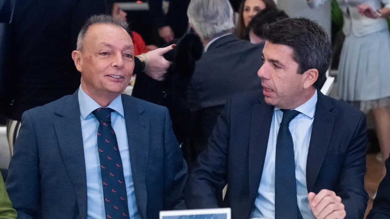 El presidente de la Confederaci&oacute;n Empresarial de la Comunitat Valenciana (CEV), Salvador Navarro (i) y el presidente de la Comunidad Valenciana, Carlos Maz&oacute;n (d), durante un desayuno informativo / E.P.