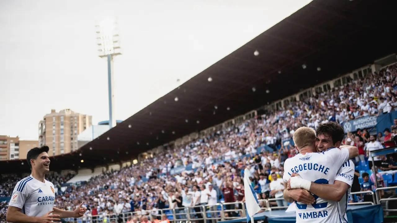 El Real Zaragoza en La Romareda / MARCOS CEBRI&Aacute;N