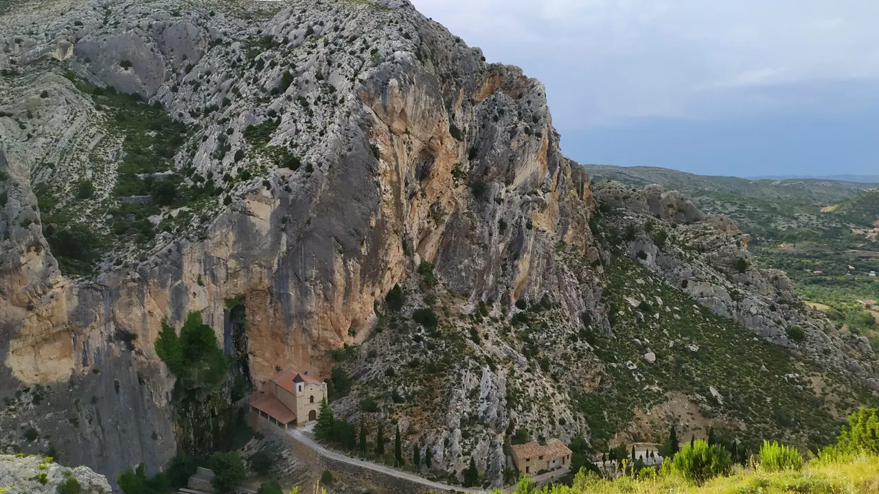 La ermita del Llovedor est&aacute; situada en un paraje impresionante y donde siempre llueve / Turismo del Maestrazgo