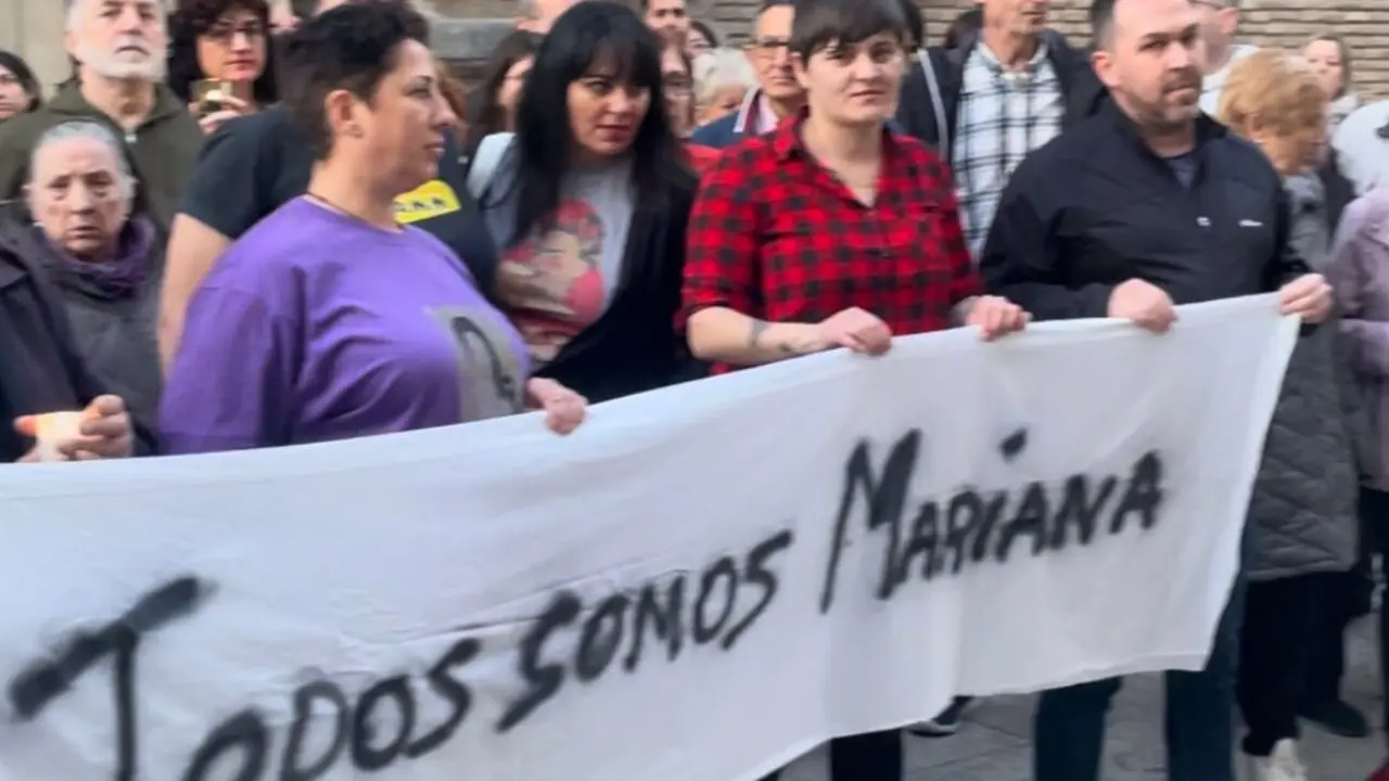 Imagen de la concentraci&oacute;n de vecinos en San Pablo por la muerte de Mariana/ H.A.