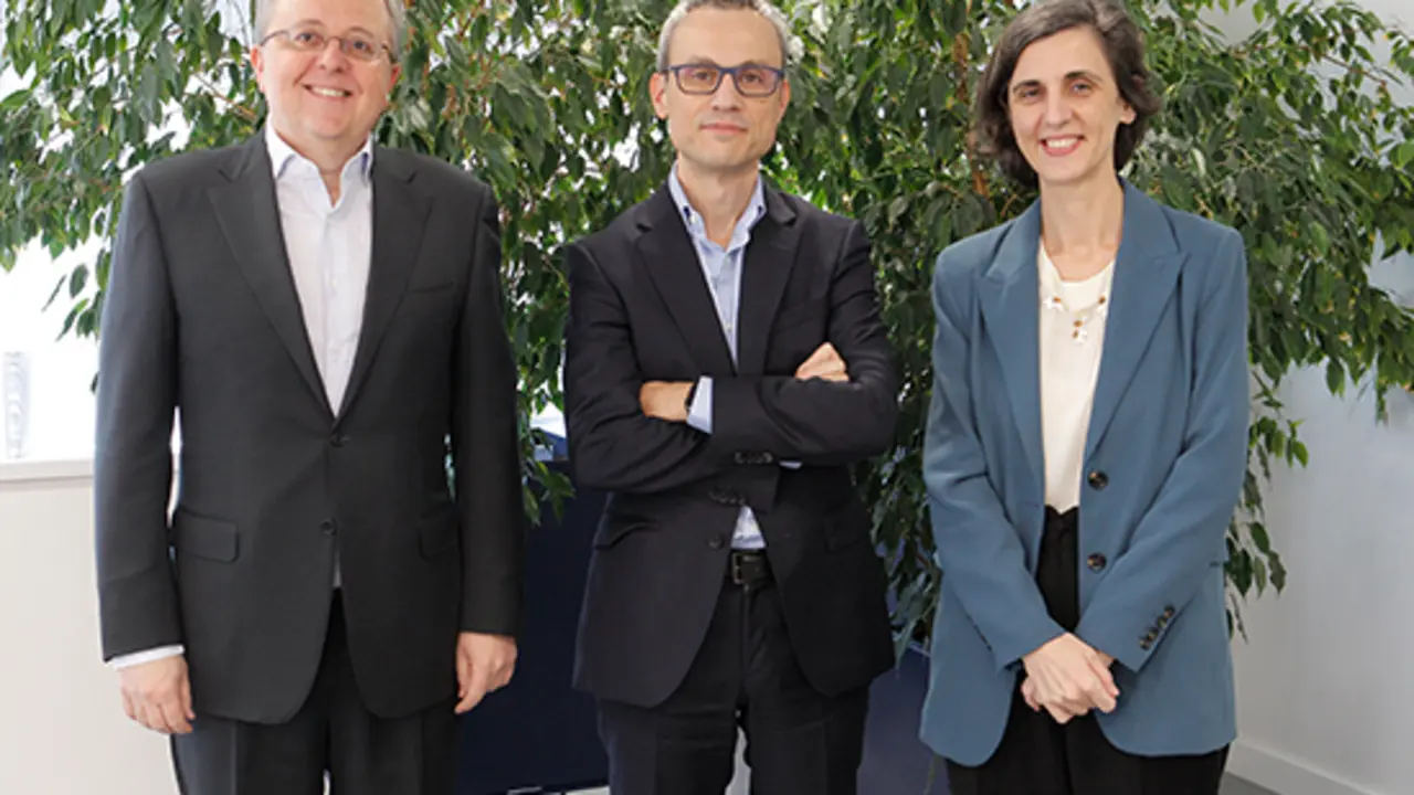 Jorge Escuin, Director de Estrategia y Desarrollo de Negocio de Movilidad de Repsol; Sergio Trevi&ntilde;o, CEO de Ses&eacute;; y Berta Cabello, Directora de Combustibles Renovables de Repsol.