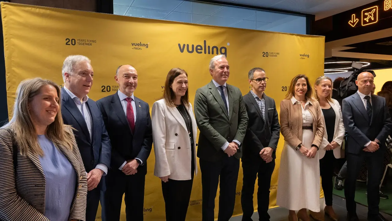 El presidente del Gobierno de Arag&oacute;n visita Vueling / Fabian Sim&oacute;n