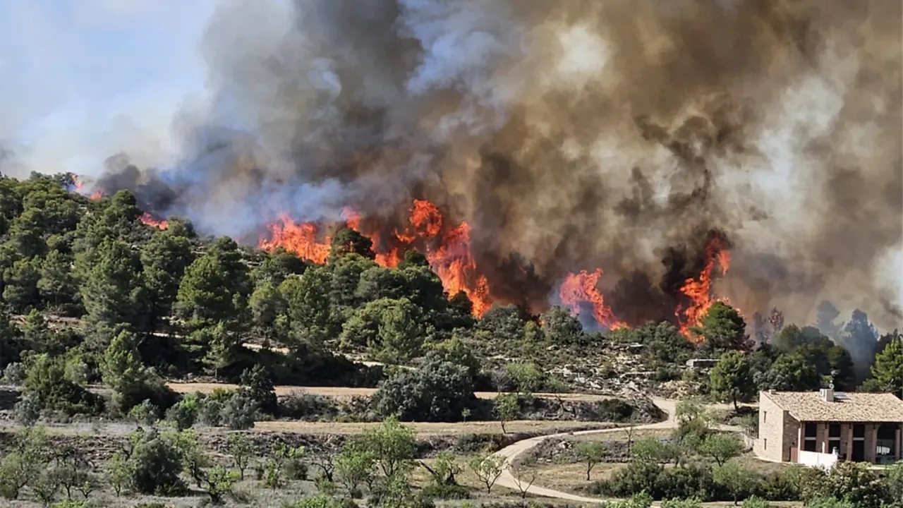 El fuego comenz&oacute; en una mas&iacute;a situada en torno a un kil&oacute;metro del casco urbano de Lled&oacute; / Javier de Luna