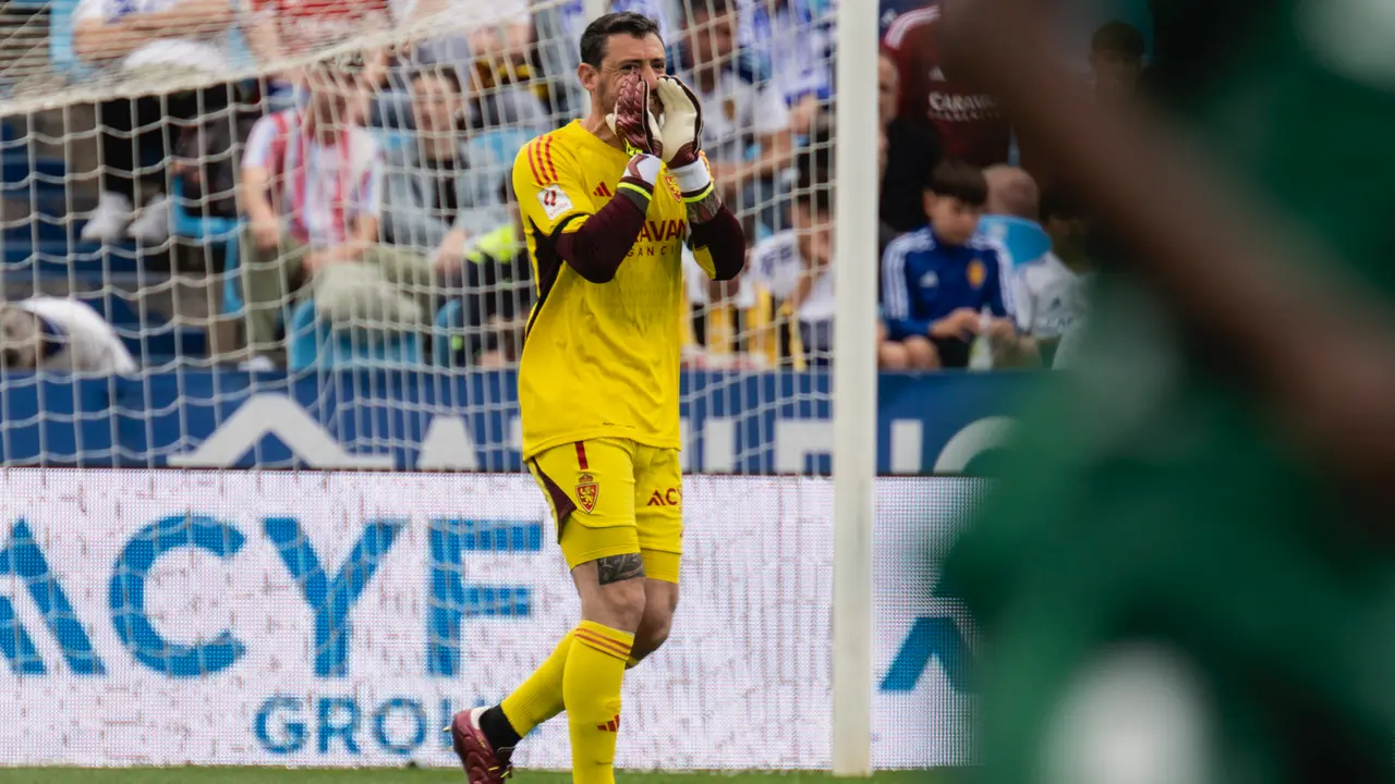 Cristian &Aacute;lvarez con el Real Zaragoza / MARCOS CEBRI&Aacute;N