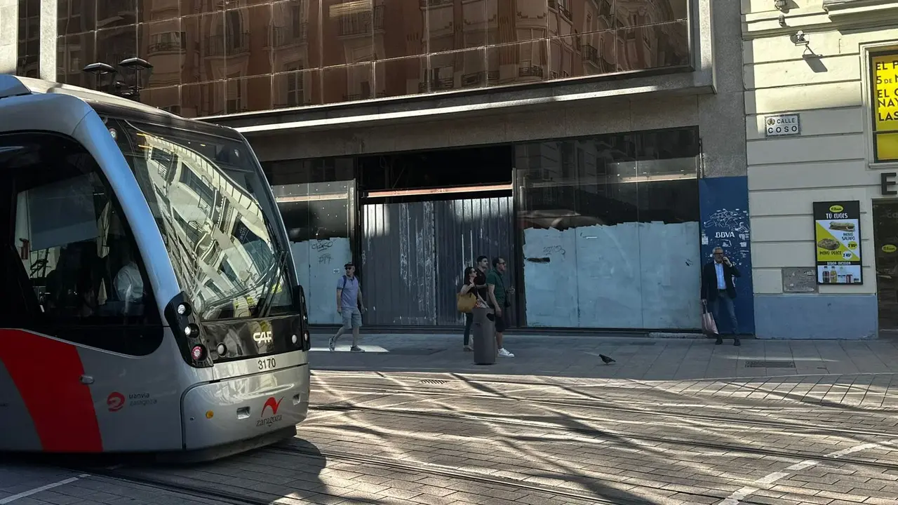 El local, en obras, ha instalado un cerramiento met&aacute;lico en los &uacute;ltimos d&iacute;as para no ver las labores de obras que se est&aacute;n realizando / HA