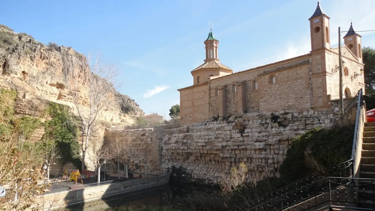 La presa romana de Muel con la ermita sobre ella. / GOBIERNO DE ARAG&Oacute;N