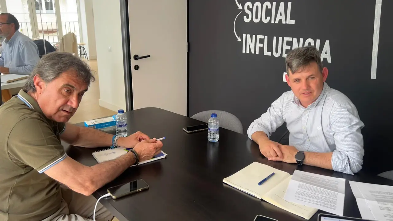 Joaqu&iacute;n Jim&eacute;nez, director de FCC en Arag&oacute;n (izquierda) y Pl&aacute;cido Aurensanz, responsable del CIAM de Urbaser, en la redacci&oacute;n de HOY ARAG&Oacute;N. / S. A.