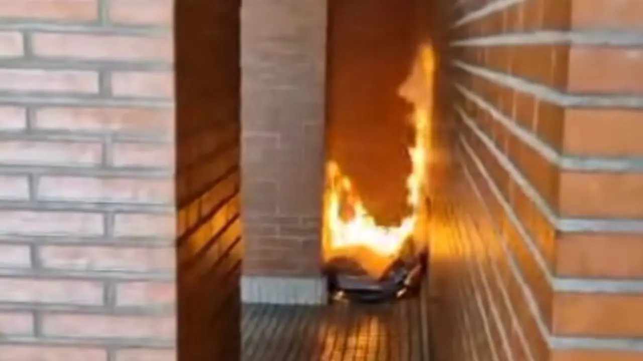 Imagen de un reciente incendio provocado en los soportales de viviendas de Parque Bruil / H.A.