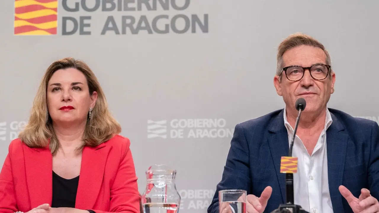 La consejera de Educaci&oacute;n, Ciencia y Universidades, Claudia P&eacute;rez Forni&eacute;s, y el director general de Planificaci&oacute;n, Centros y FP, Luis Mallada / Fabi&aacute;n Sim&oacute;n