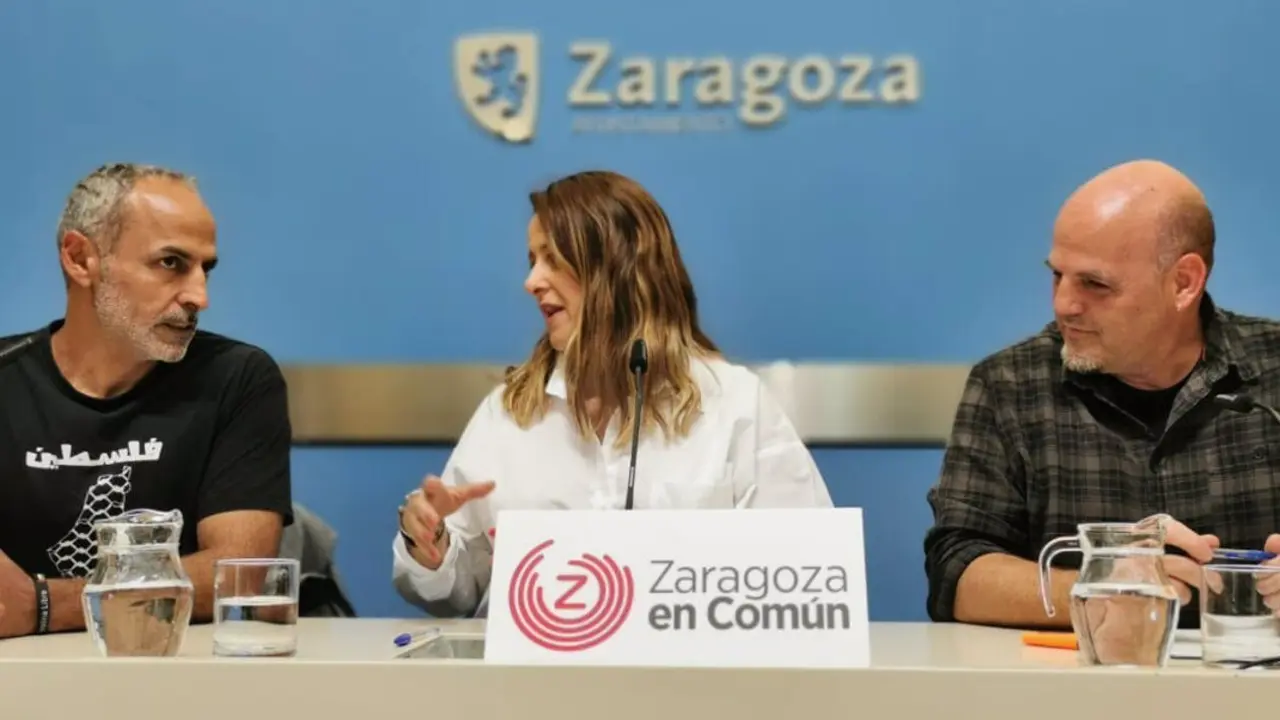 La portavoz municipal de ZeC, Elena Tom&aacute;s, junto al concejal Suso Dom&iacute;nguez, a su izquierda.