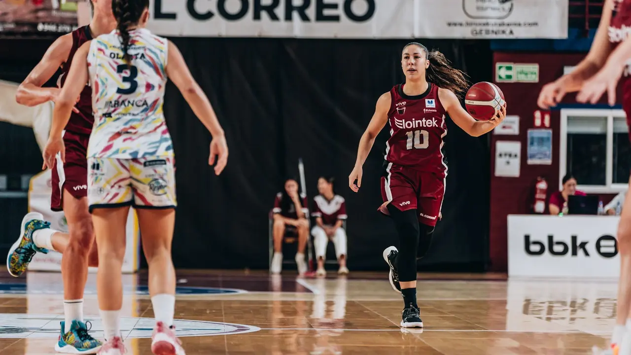 Laia Flores con Gernika / GERNIKA