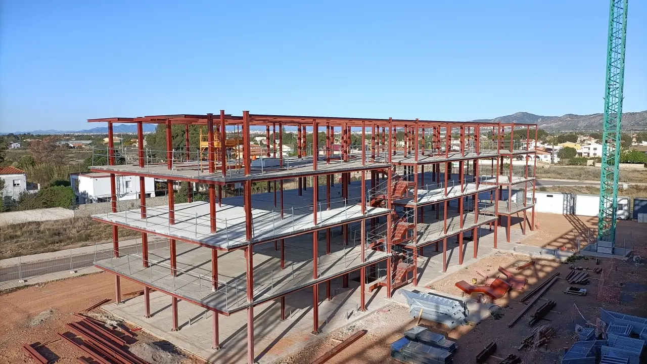 Las innovadoras estructuras met&aacute;licas ya se levantan en la promoci&oacute;n Aqua Mare en El Grao / Grupo Lobe