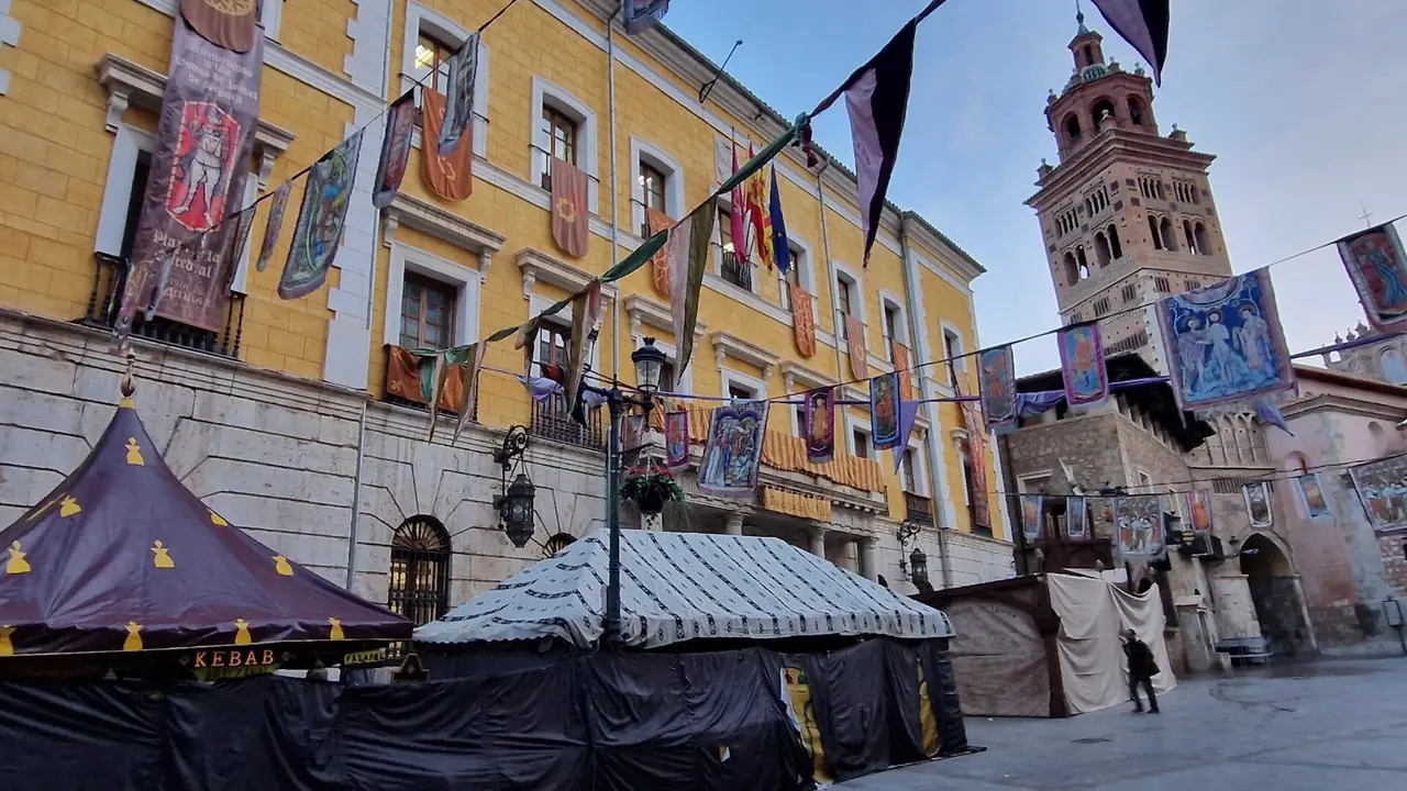 Puestos del mercado medieval y las jaimas para celebrar las Bodas de Isabel / Ayuntamiento de Teruel