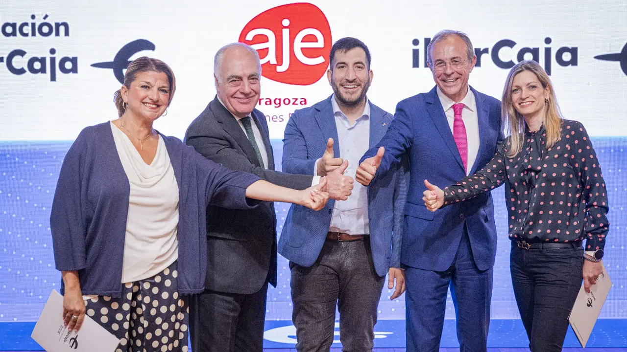 Firma del acuerdo entre Ibercaja, Fundaci&oacute;n Ibercaja y AJE Zaragoza.