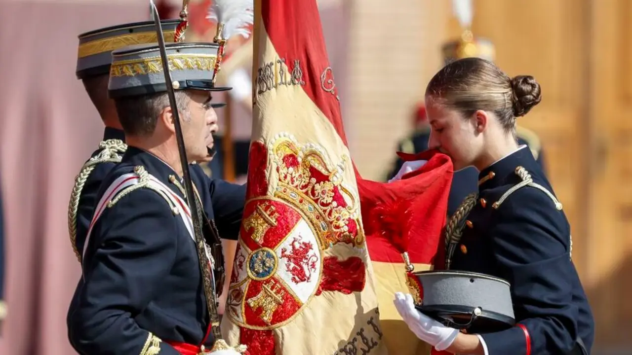 ZARAGOZA, 07/10/2023.- La princesa de Asturias, Leonor de Borb&oacute;n, jura bandera en una ceremonia oficial celebrada en la Academia Militar de Zaragoza este s&aacute;bado presidida por su padre, el rey Felipe VI, y junto al resto de los cadetes de su curso. EFE/Javier Cebollada