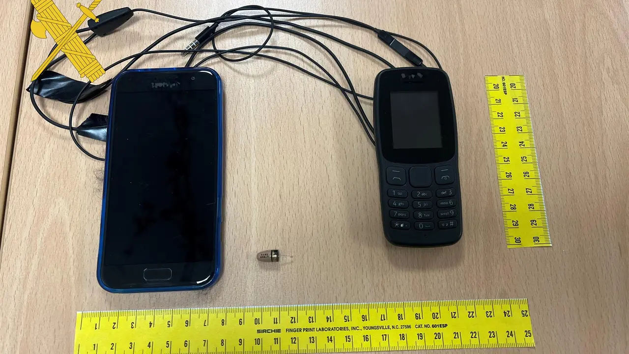 Material para copiar en el examen del Certificado de Aptitud Profesional para conductores en Teruel, incautado por la Guardia Civil.