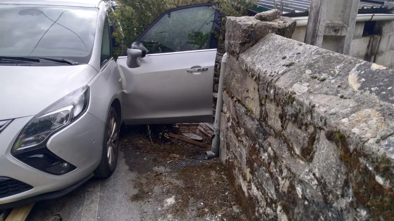 El veh&iacute;culo de la mujer fallecida, tras descender varios metros y colisionar contra un muro de piedra / Ayto Ponferrada