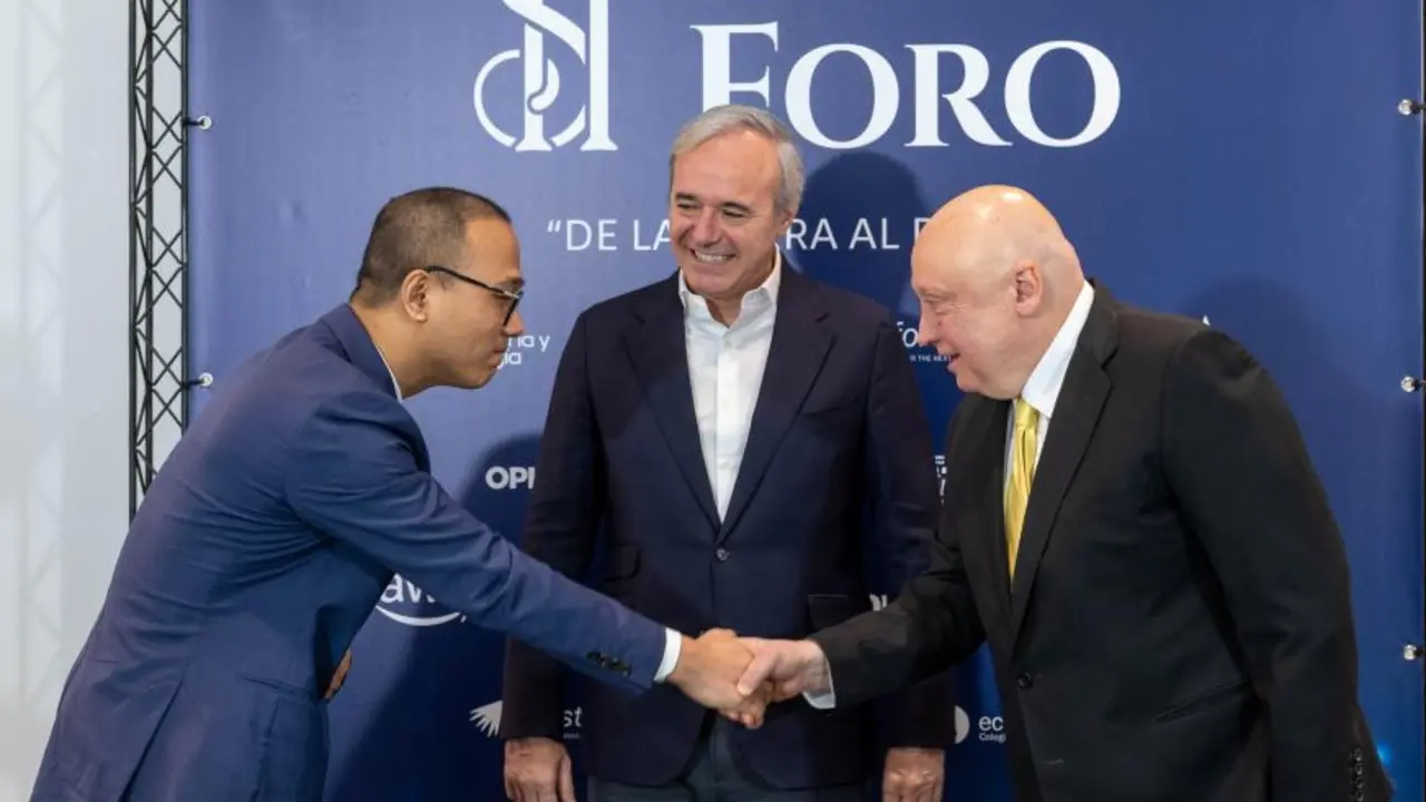 El presidente Azc&oacute;n, en el centro, durante la firma del acuerdo entre Forestalia y CGE. A la derecha, el CEO y fundador de Forestalia, Fernando Samper / HOY ARAG&Oacute;N
