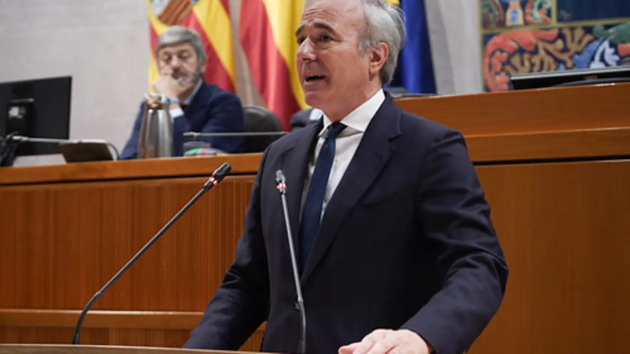 El presidente de Arag&oacute;n, Jorge Azc&oacute;n, en la sesi&oacute;n plenaria de las Cortes