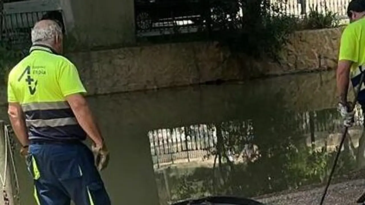 Operarios de limpiezas trabajando para limpiar las manchas de sangre en el lugar exacto del ataque a la mujer/ H.A.,