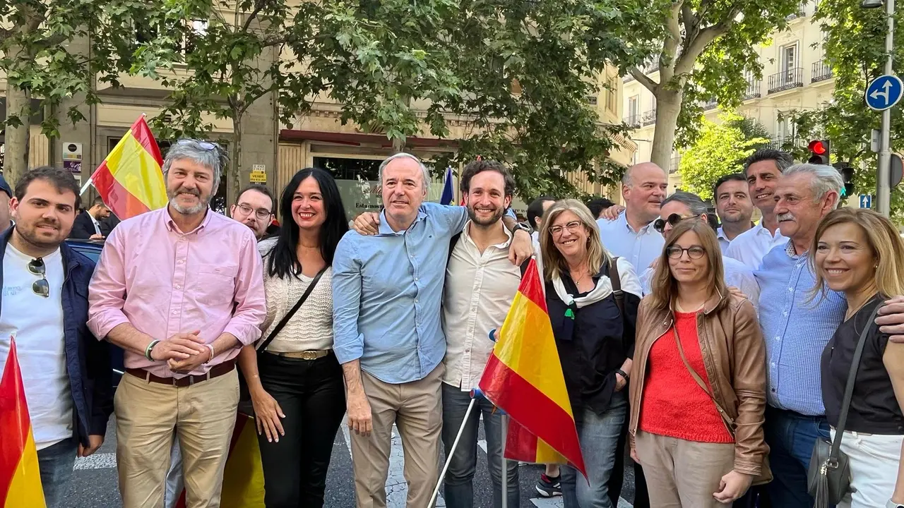 Azc&oacute;n con otros l&iacute;deres del PP de Arag&oacute;n en la concentraci&oacute;n de Madrid contra la ley de amnist&iacute;a. / Europa Press