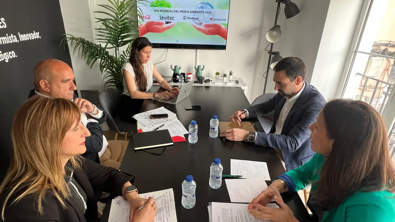 A la izquierda, Ana Cristina Fraile (Forestalia) y Fernando Anel (Coca-Cola). A la derecha, Roc&iacute;o L&oacute;pez (Levitec) y Fernando Mart&iacute;n (Grupo Profand). / S. A.
