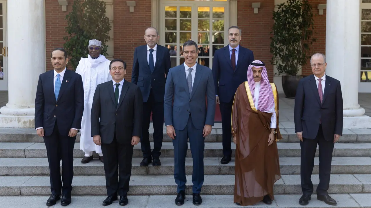 En primera fila, el presidente del Gobierno, Pedro S&aacute;nchez (c), el ministro de Asuntos Exteriores, Uni&oacute;n Europea y Cooperaci&oacute;n, Jos&eacute; Manuel Albares (2i), y los ministros del Grupo de Contacto &aacute;rabe e isl&aacute;mico para Palestina / E.P.