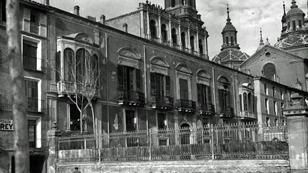 El Palacio de los Marqueses de Ayerbe desde el Paseo del Ebro, en los a&ntilde;os 30 / Archivo Municipal, Archivo Mora, GAZA  