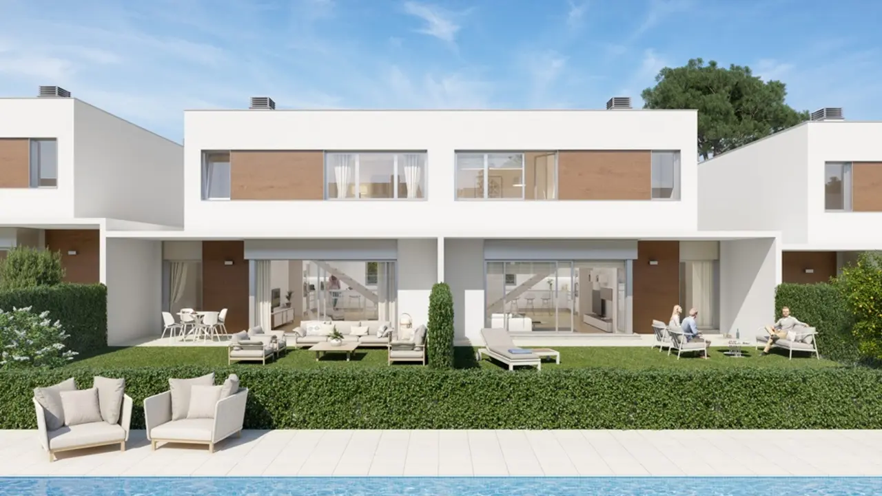 Chalets con jard&iacute;n privado que dan a la piscina / LUJAMA