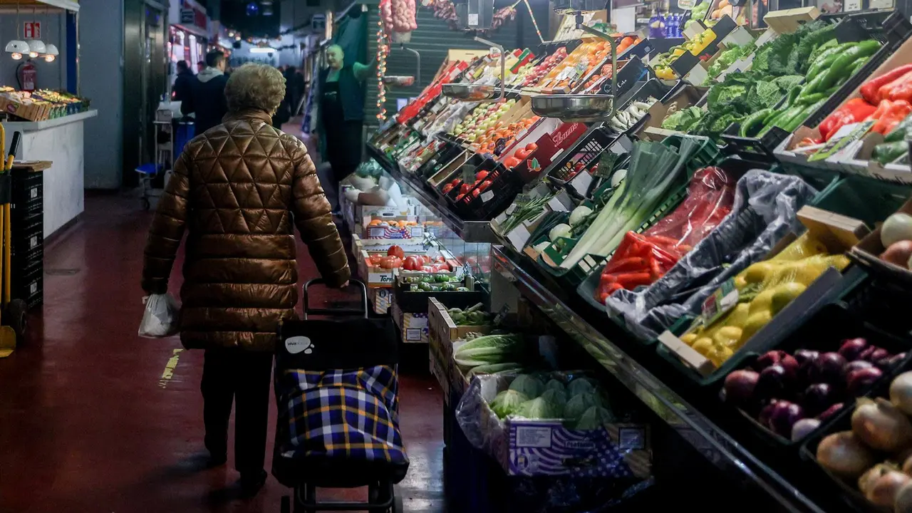 Una mujer realiza compras en un mercado de alimentaci&oacute;n / E.P.
