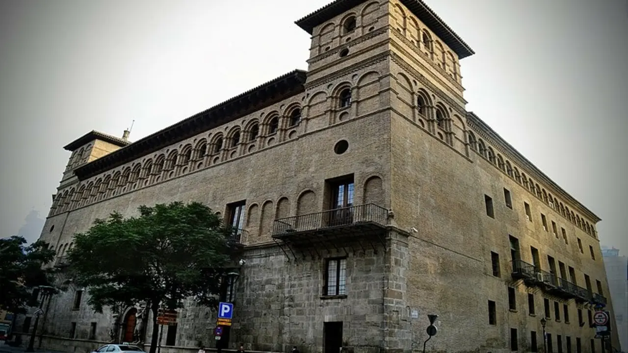 El palacio destaca por sus torres y por la portada con dos gigantes / Servandogotor
