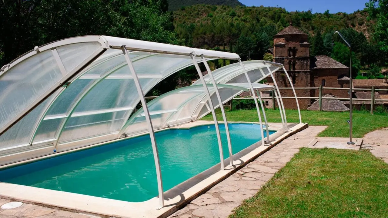 La piscina del hotel, con vistas a la iglesia de Santa Mar&iacute;a / El Mirador de los Pirineos